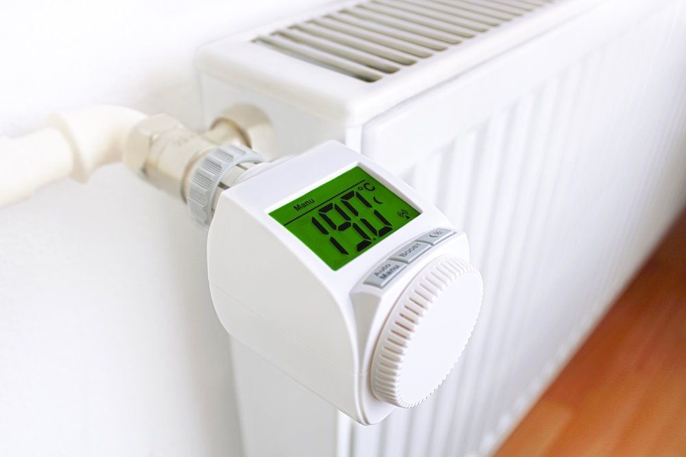 Ein digitales Heizkörperthermostat zeigt eine Temperatur von 19 Grad Celsius an.